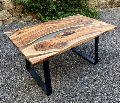 Обеденный стол "Familiar" из натурального дерева орех с эпоксидной смолой фото