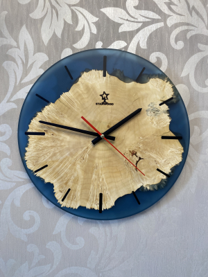 Настінний годинник з натурального дерева Клен з епоксидною смолою фото