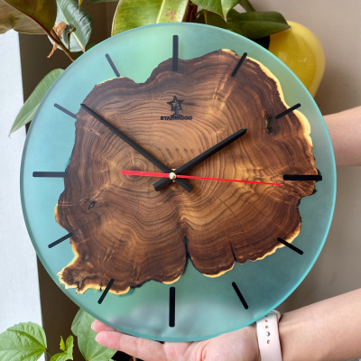 Настенные часы с натурального дерева Олива и эпоксидной смолой фото
