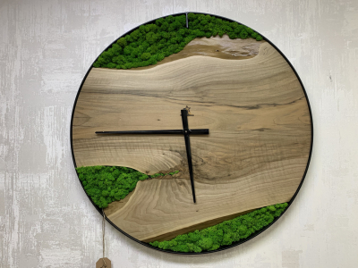 Настінний годинник із натурального дерева Горіх та стабілізованим мохом фото
