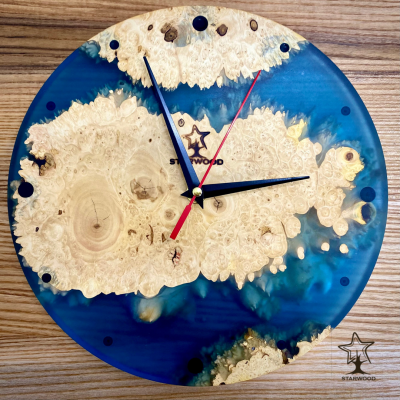Настенные часы с натурального дерева Клён и эпоксидной смолой фото