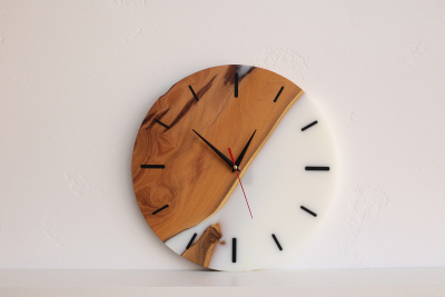 Настенные часы из натурального дерева Акация и эпоксидной смолой фото