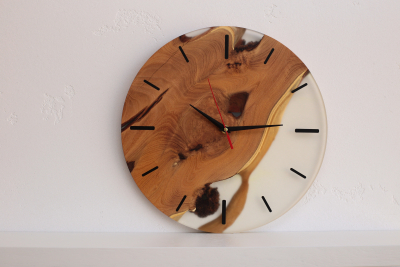 Настінний годинник із натурального дерева Акація та епоксидною смолою фото