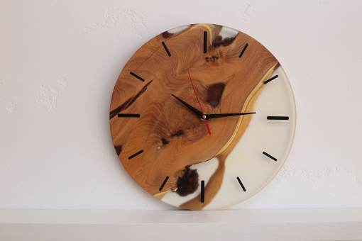 Настенные часы из натурального дерева Акация и эпоксидной смолой