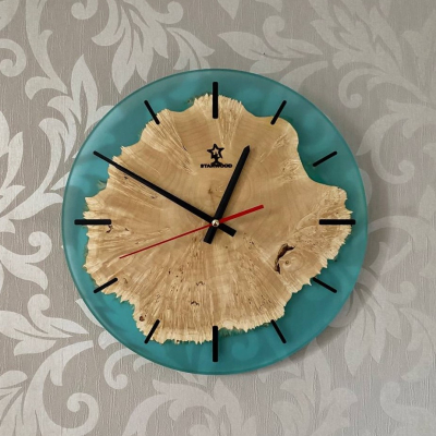 Настінний годинник з натурального дерева Клен та епоксидної смоли фото